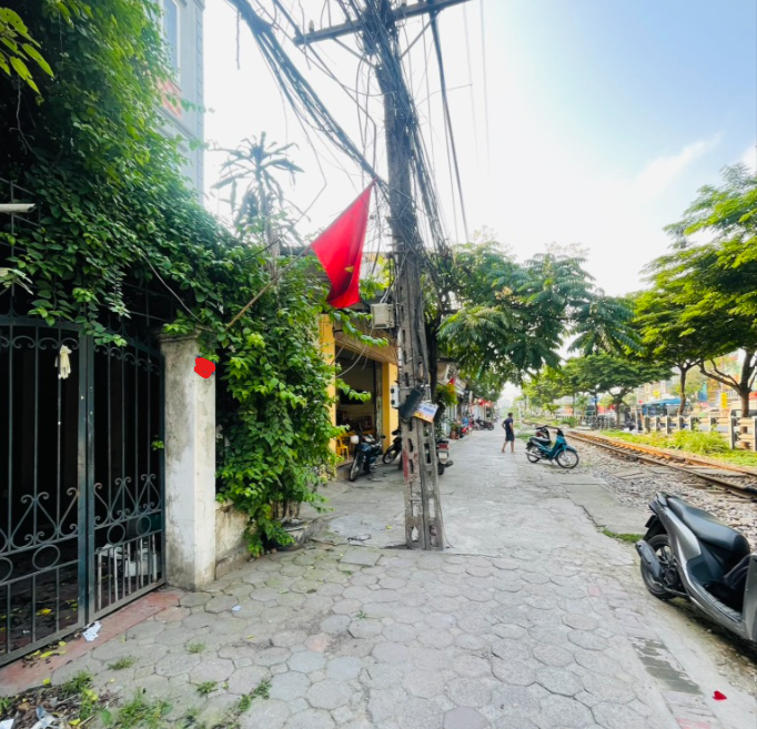 Cần bán gấp MẶT PHỐ, KINH DOANH, BÁN ĐẤT TẶNG NHÀ 3 TẦNG tại Ngọc hồi: 48m2, 7 t